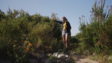 pareja caucásica haciendo senderismo en la naturaleza