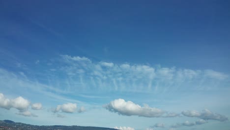 藍天和雲彩 沿著城市的天空