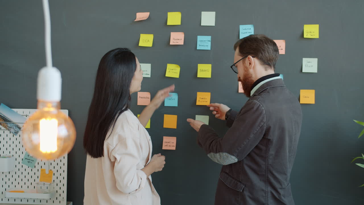 sesión de lluvia de ideas en equipo