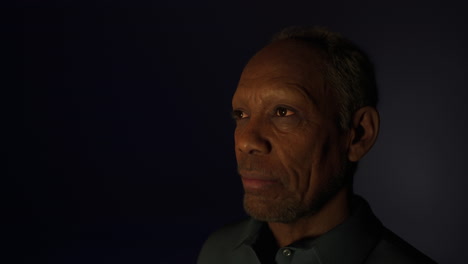 ojos negros tristes de hombre de cerca