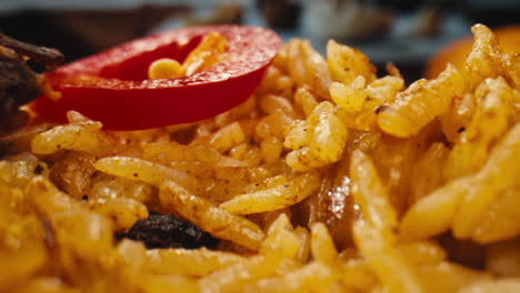 un primer plano de un plato de arroz sabroso