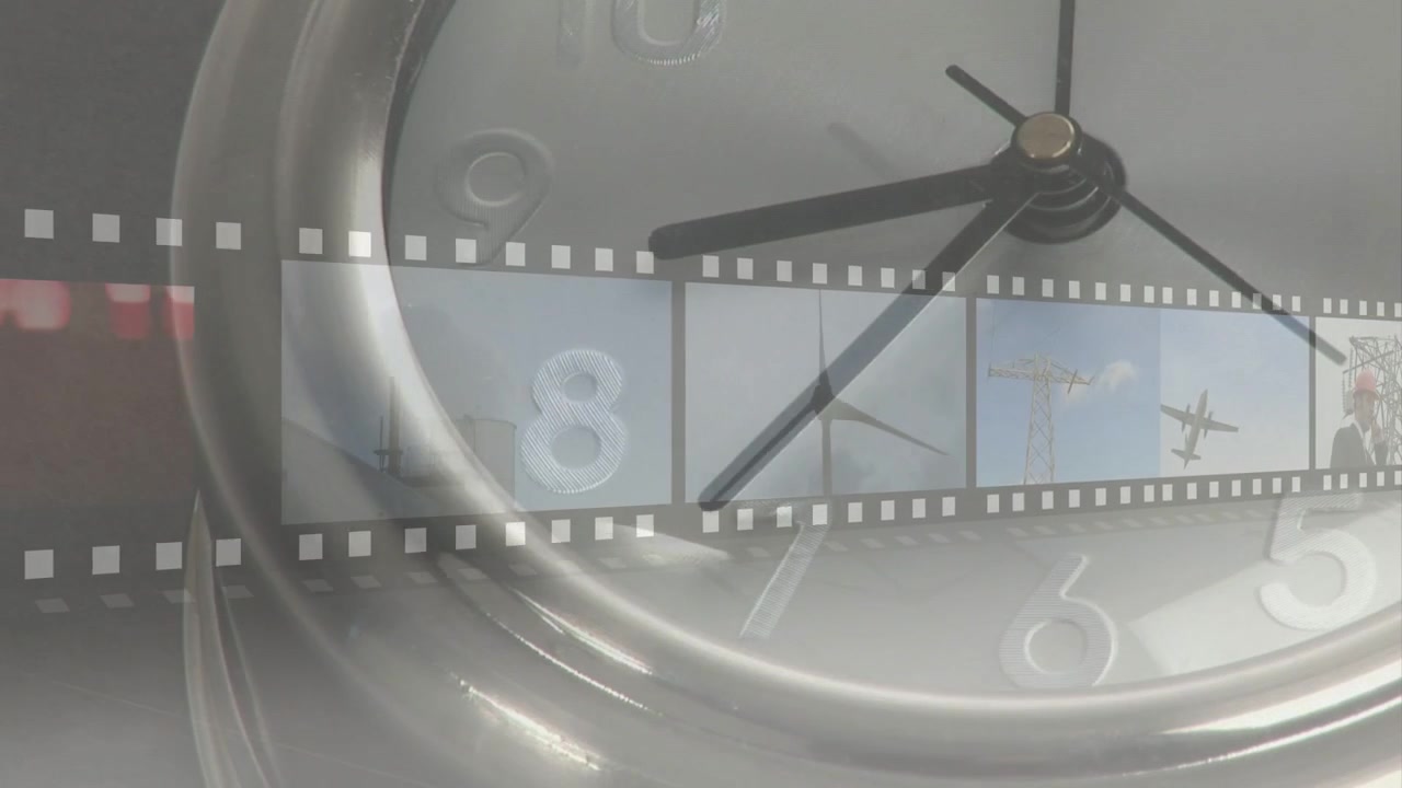 Beim Abspielen scrollt ein Uhr-Filmstreifen Miniaturansichten über die Oberfläche und zeigt eine Zeitleiste für Energie und Luftfahrt.
