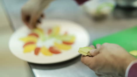chef cocinando ensalada de verduras