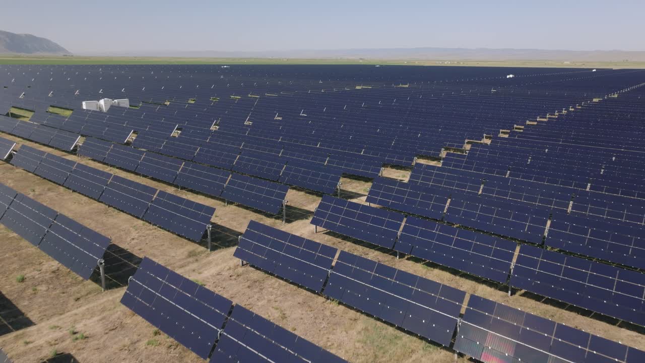 Omfattende solpaneler i NV-ørkenen, der udnytter vedvarende energi