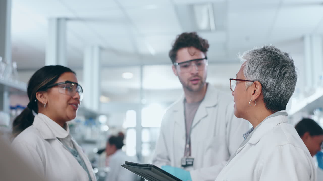 personas, científicos y tablets en la investigación en equipo