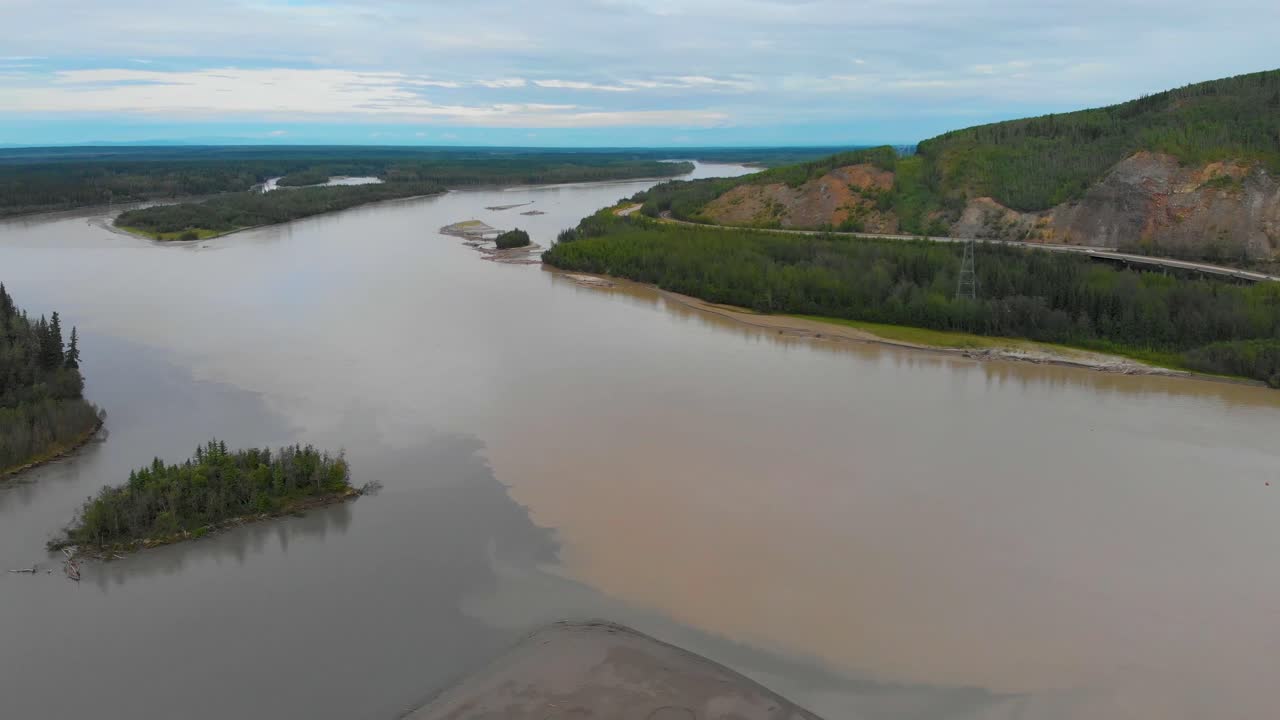 video de dron de 4k del puente de armadura de acero de honor de los vereranos nativos de alaska sobre el río tanana en nenana, alaska durante el día de verano