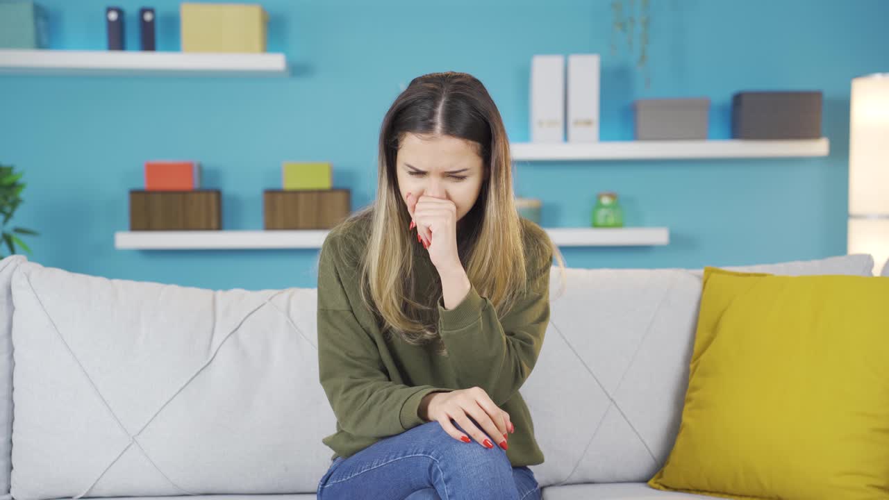 una adolescente enferma tosía y se sentía cansada.