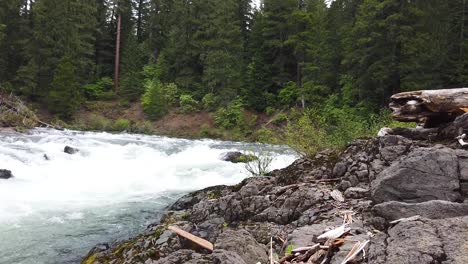 Rápidos-En-La-Sección-Del-Puente-Del-Río-De-Agua-En-El-Río-Rogue-Superior-En-El-Sur-De-Oregon