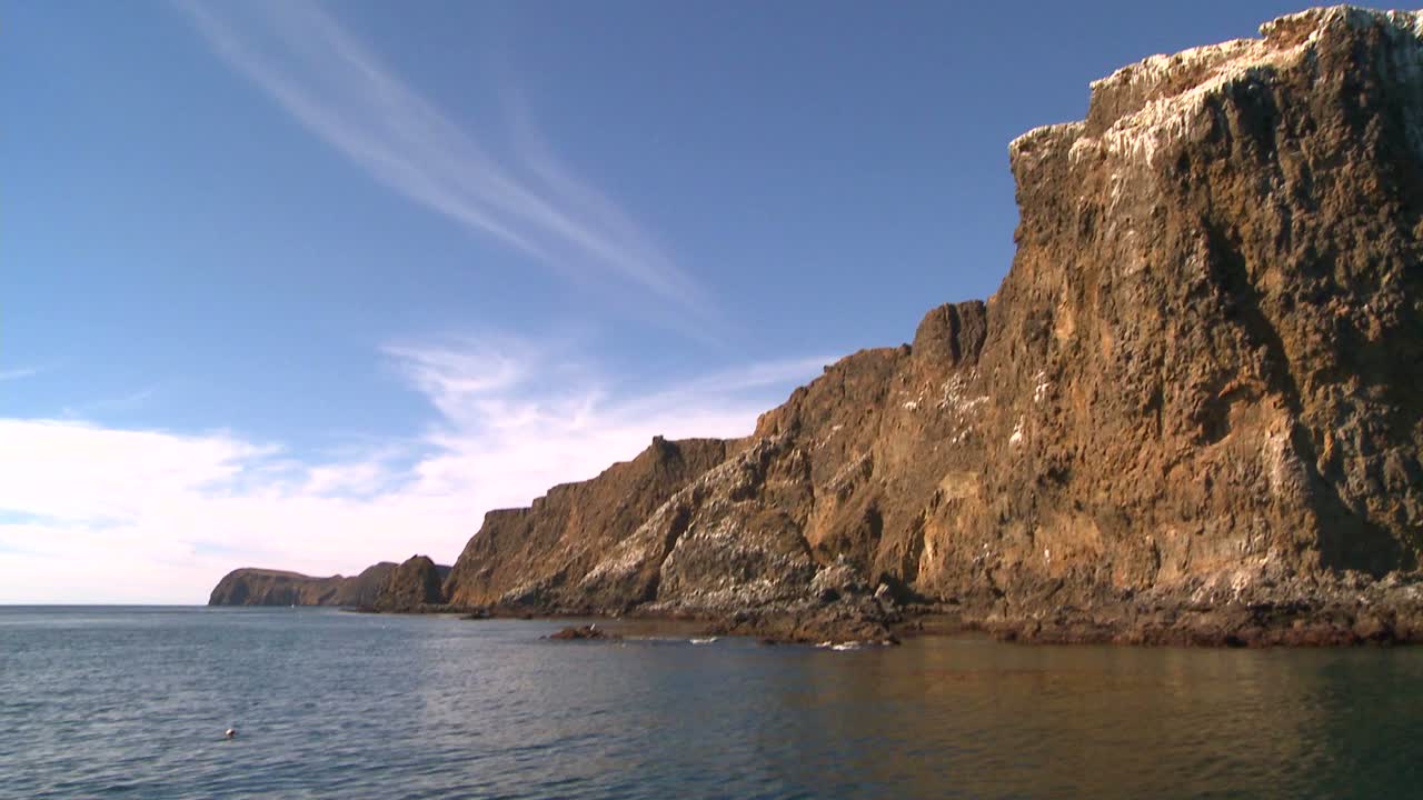 un acantilado en el parque nacional de las islas del canal visto desde un barco cerca de la costa