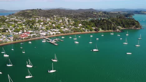 Vista-Aérea-De-Russell,-Muelle,-Playa-Roja,-Bahía-Con-Yates-Y-Edificios-Históricos