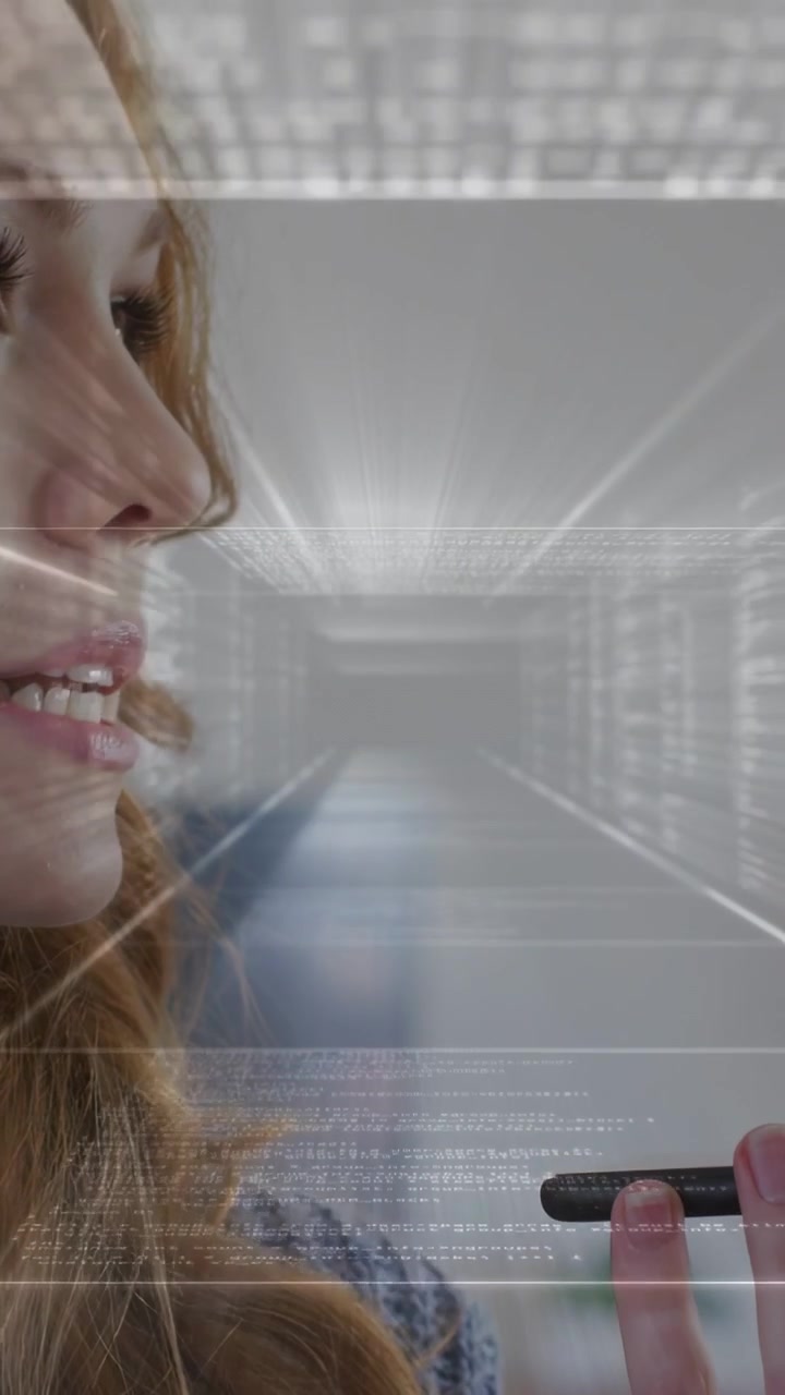 Video verticale: Donna che tiene il telefono vicino alla bocca parlando e avviando una sovrapposizione a tunnel di dati per l'IA.