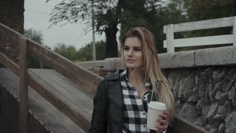 mujer disfrutando de café al aire libre