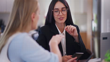 dos mujeres negocian durante una reunión de negocios