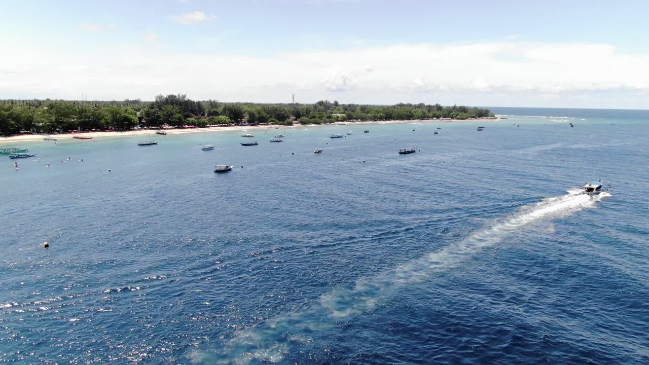 많은 배와 관광 풍부한 환경을 보여주는 gili trawangan 해변에 대한 공중 접근