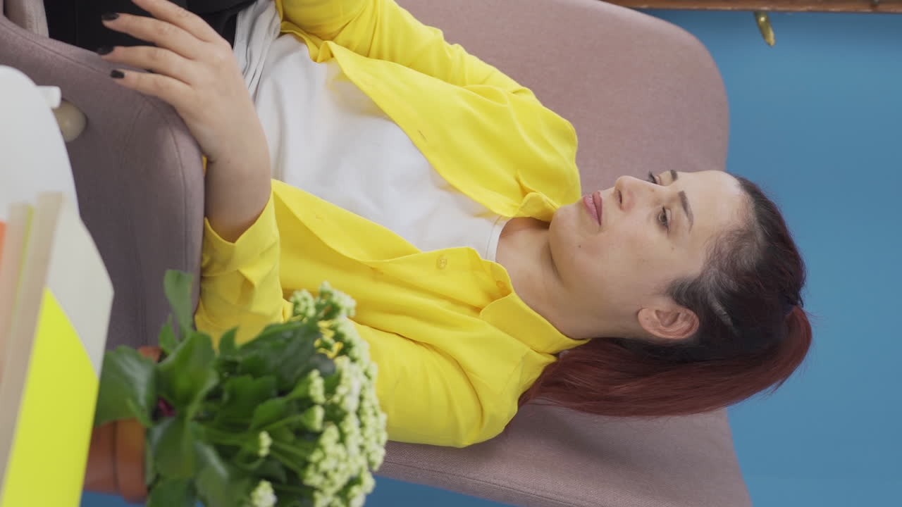 가족 문제가 있는 여성의 수직 비디오는 지루합니다.