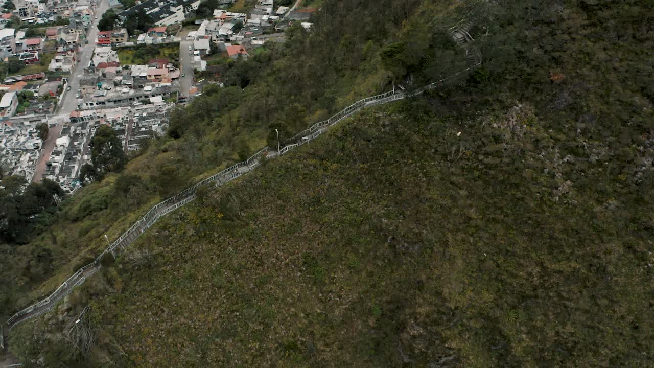 imponentes montañas con una larga escalera hacia la estatua del mirador la virgen en baños de agua santa, ecuador