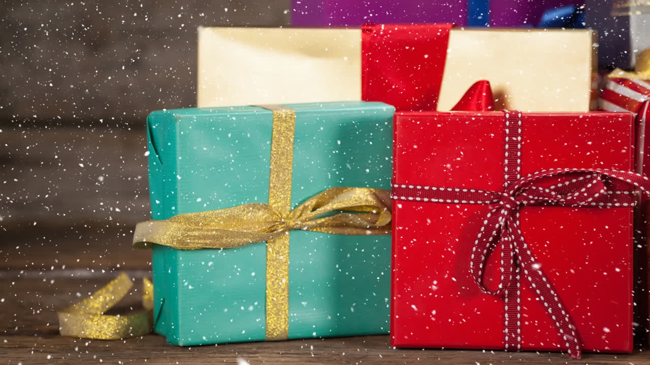 neve cadente con la decorazione dei regali di natale