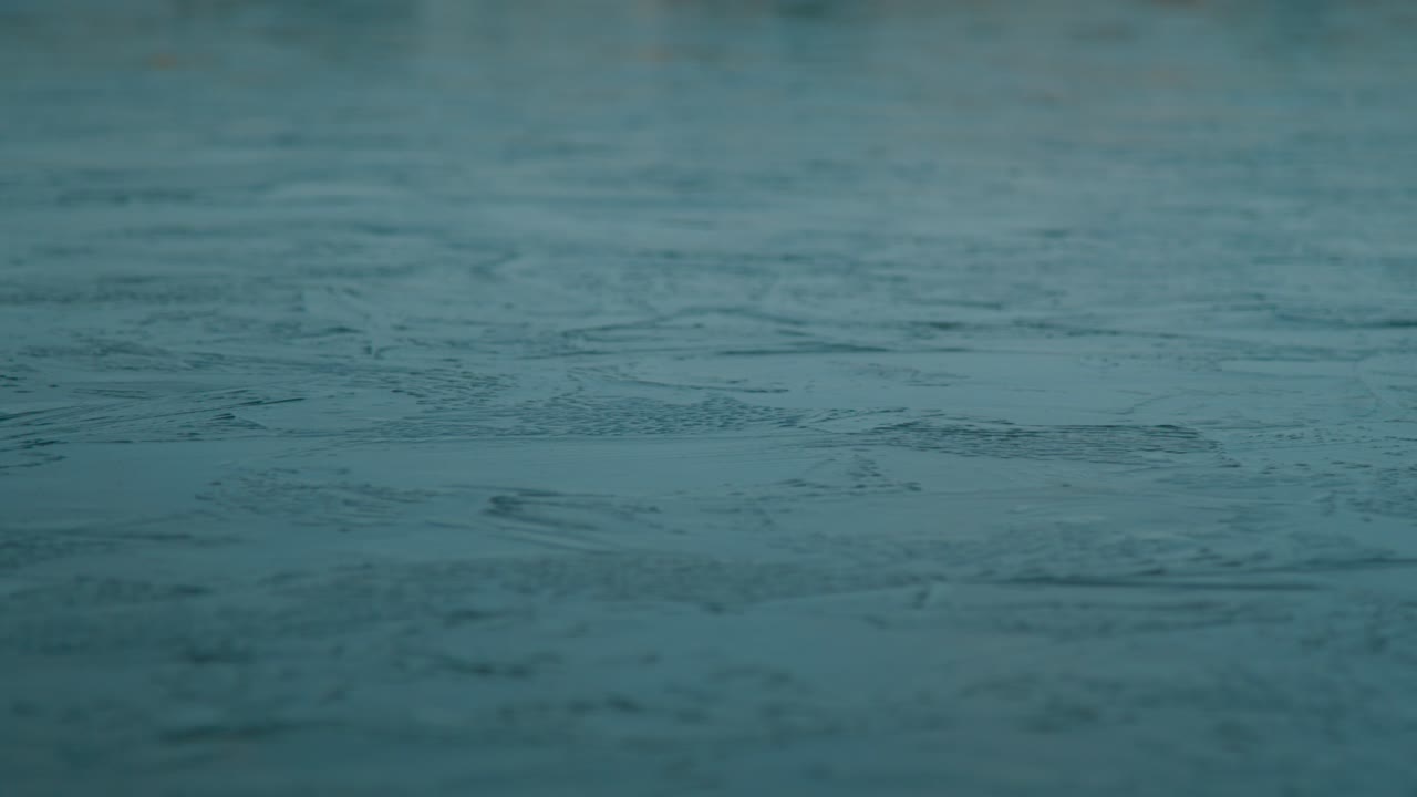 vista ravvicinata di un fiume ghiacciato
