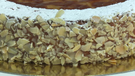 primer plano de un pastel decorado
