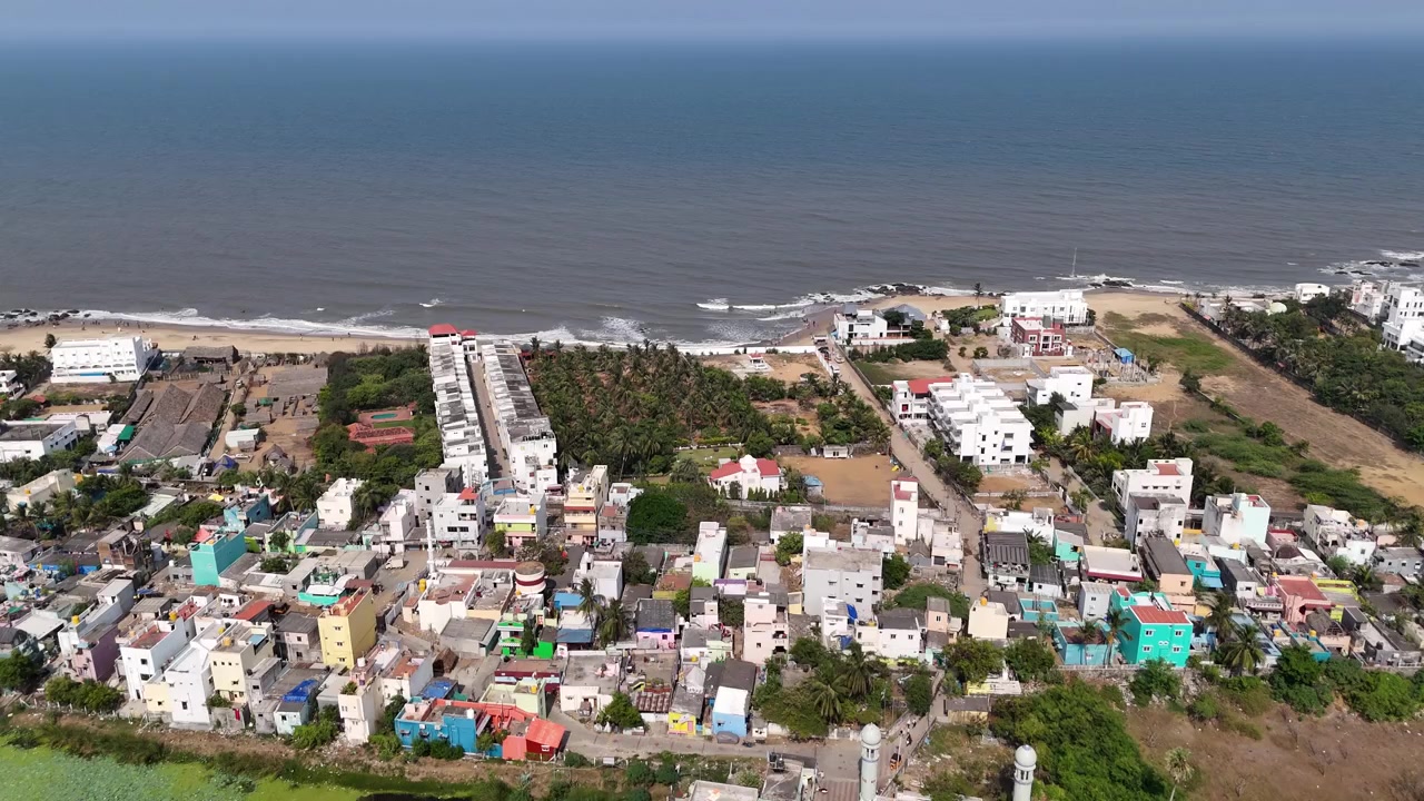 Ripresa con drone della spiaggia di Kovalam dove l'estuario incontra il Golfo del Bengala. Spiagge estese, insediamenti costieri, mangrovie e onde che si infrangono creano un panorama mozzafiato