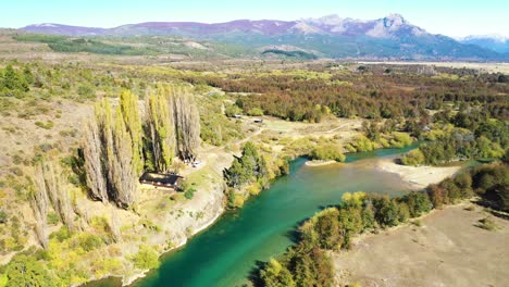 increíble panorama del río carrileufu y el paisaje escarpado