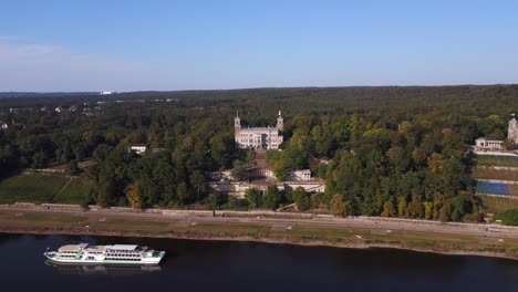 lujoso barco de crucero majestuoso castillo junto a un río tranquilo