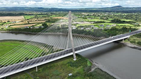 Puente-Que-Cruza-El-Tráfico-Sobre-El-Río-Suir-En-Un-Día-De-Verano-En-Waterford,-Irlanda