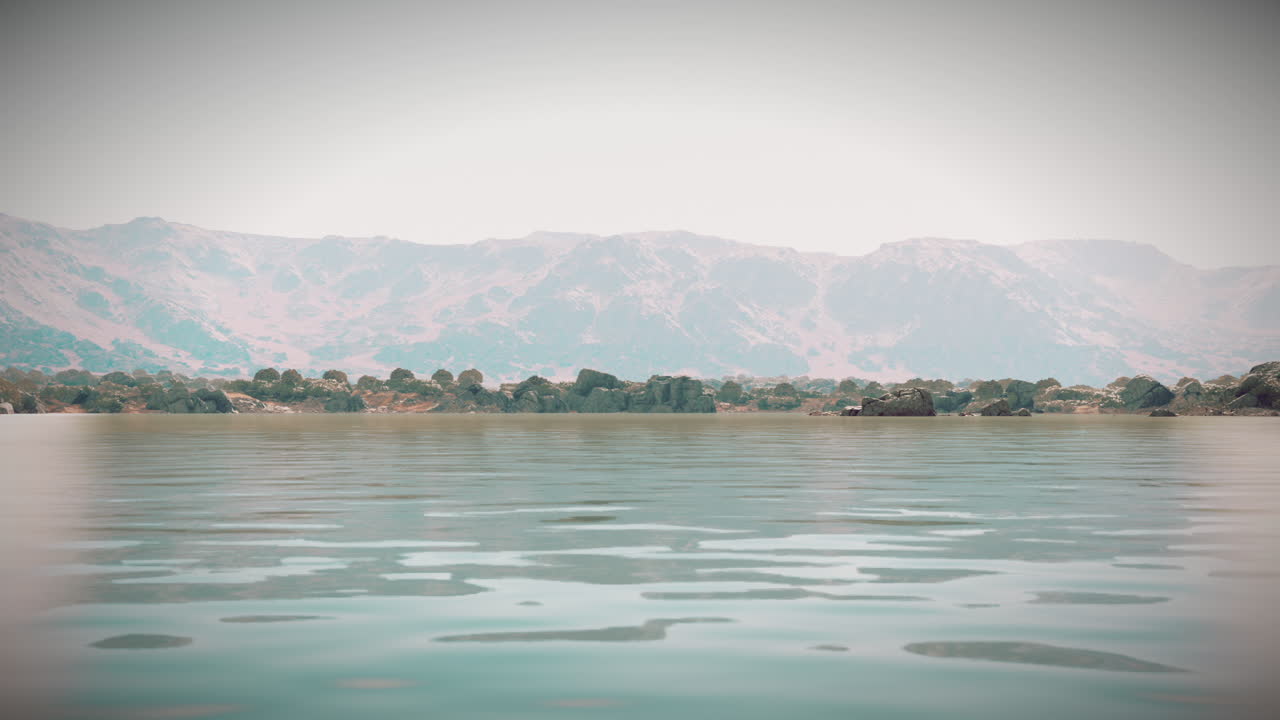 배경 에 산 들 이 있는 조용 한 호수