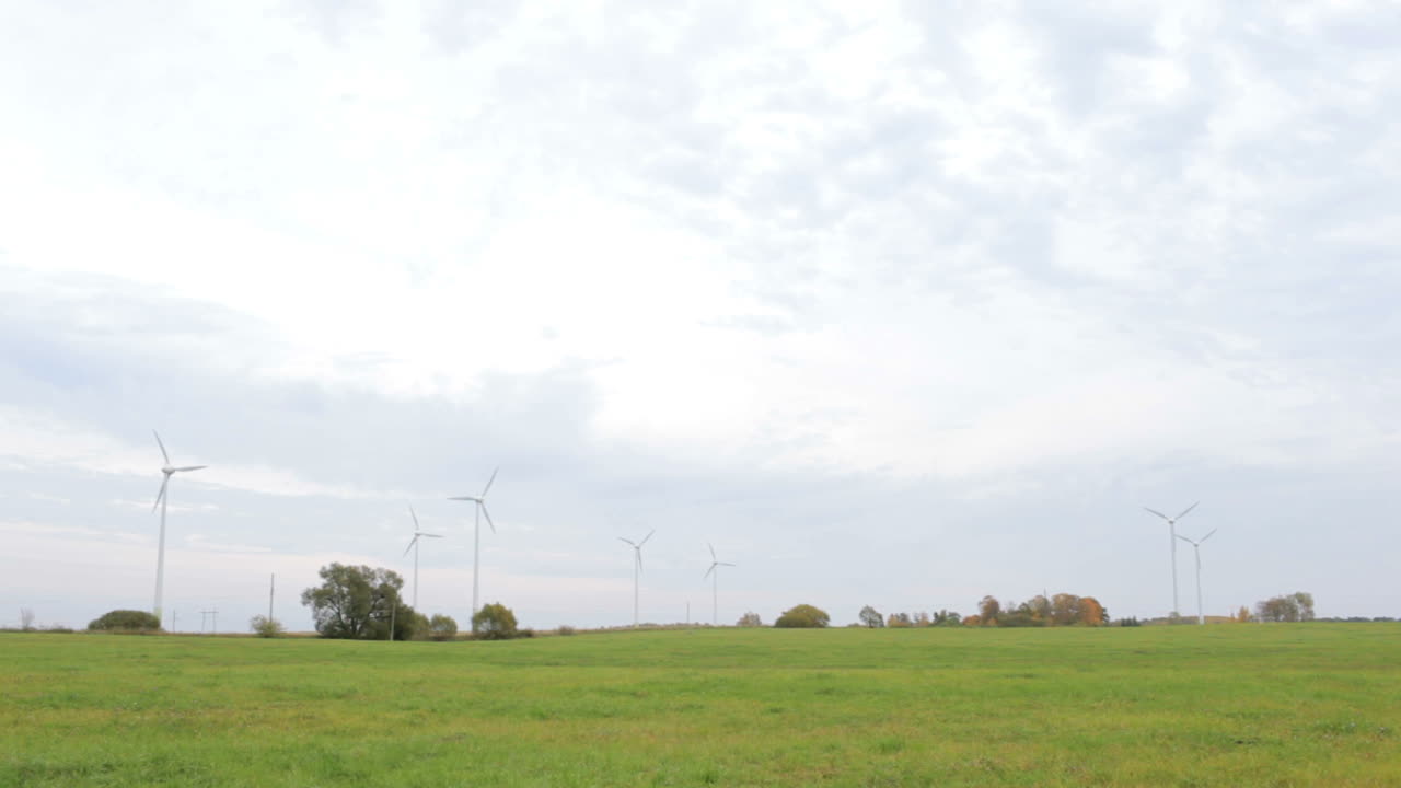 들판의 풍력 터빈