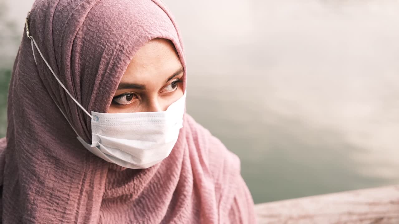 히자브와 마스크를 입은 여자