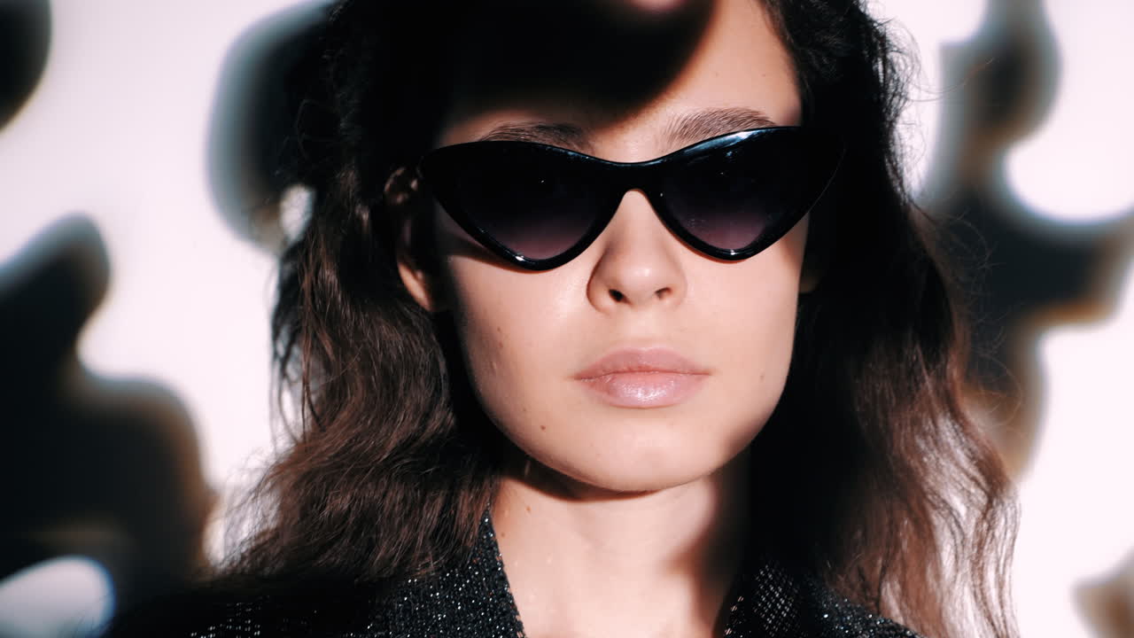 저녁 의복 을 반영 하는 패션 여자