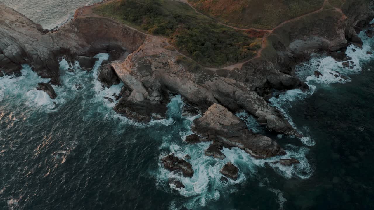vista de pájaro de las olas rompiendo el acantilado en la playa mazunte en oaxaca, méxico
