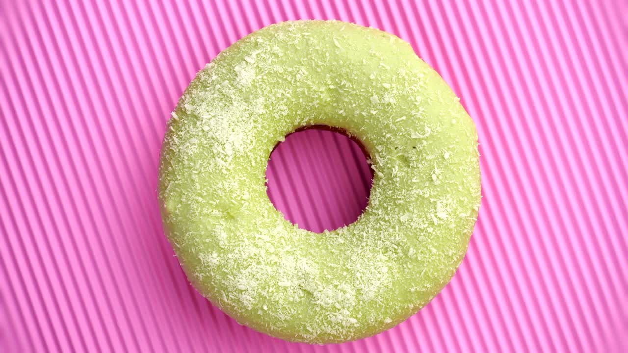 el donut glazado de primer plano.