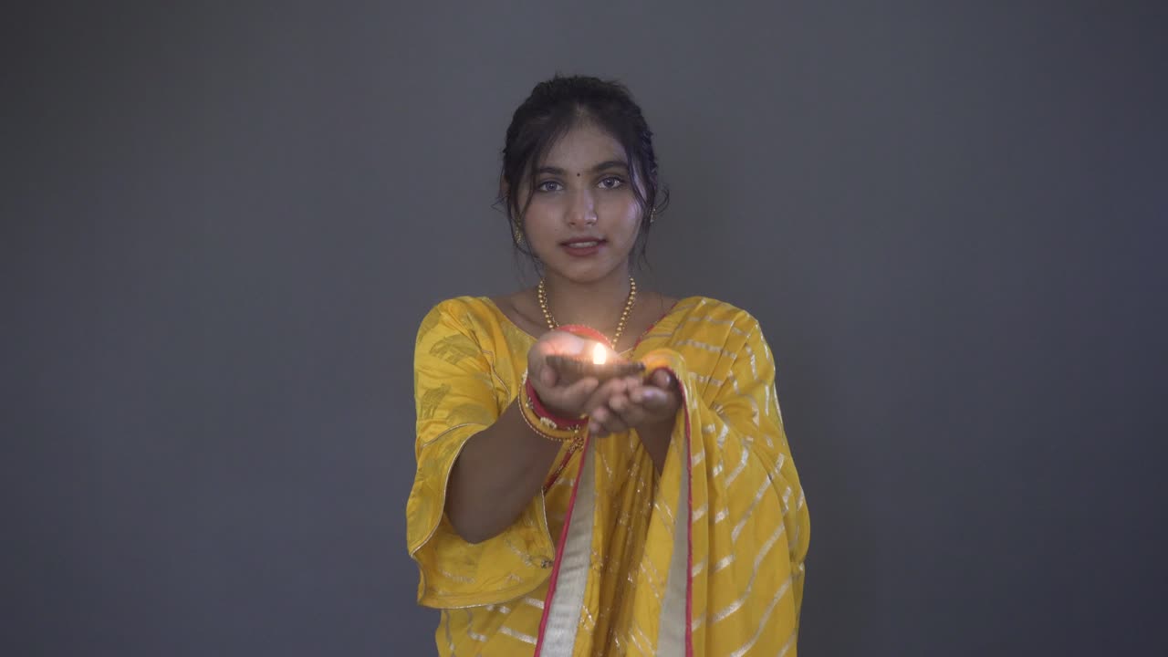 Ragazza indiana in sari indiano con diya Diwali