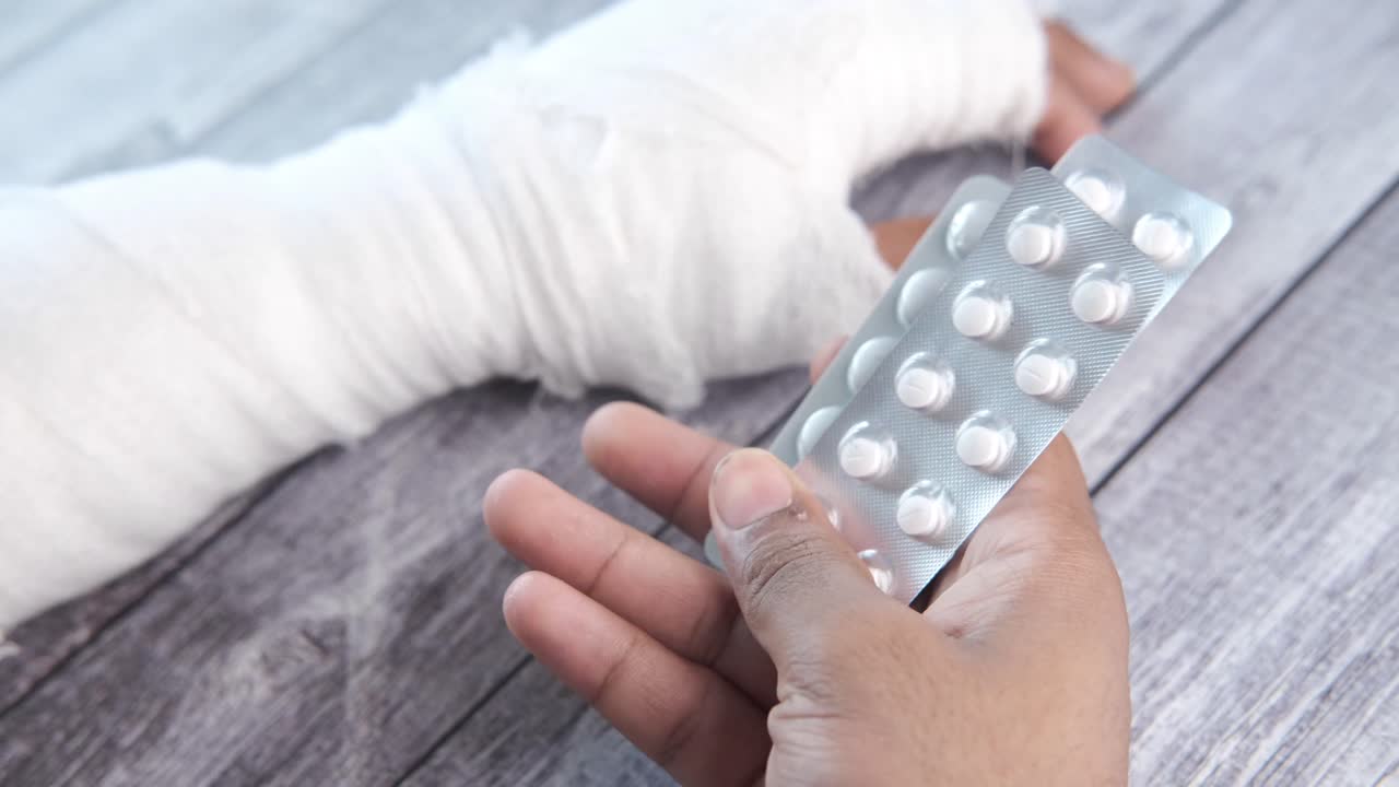 el brazo vendado con pastillas