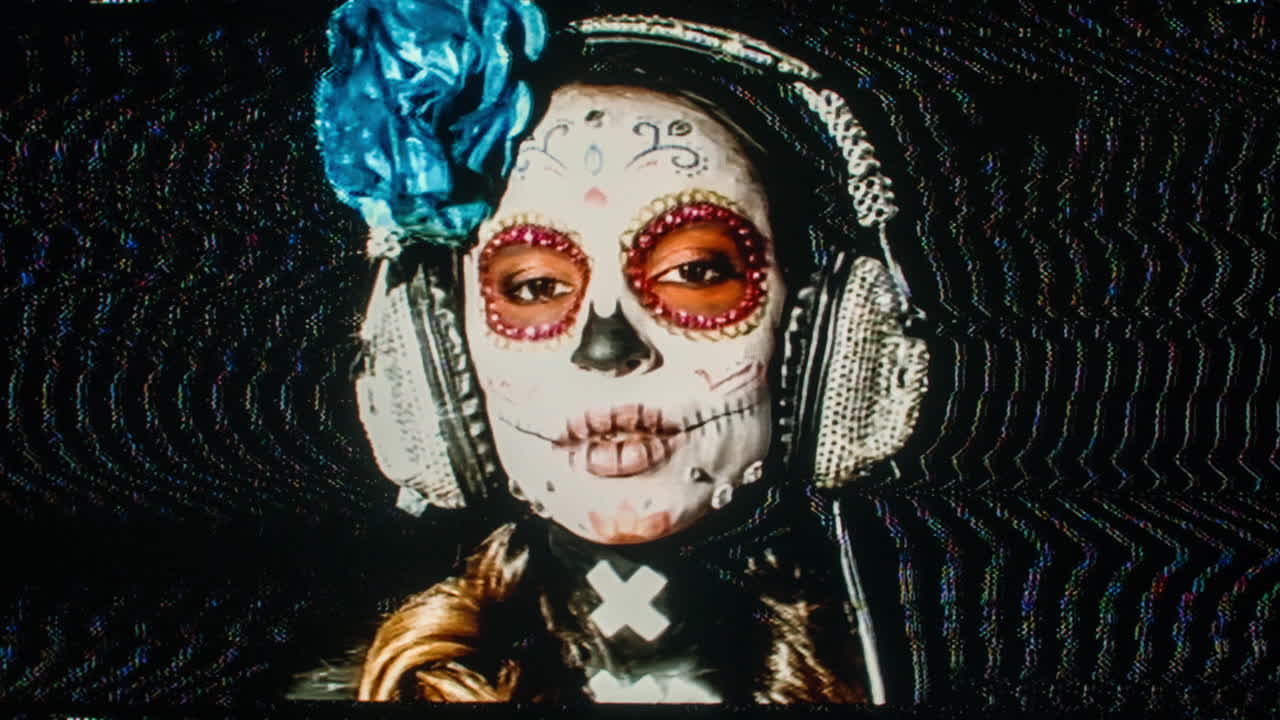 mujer muerta glitch 4k 06