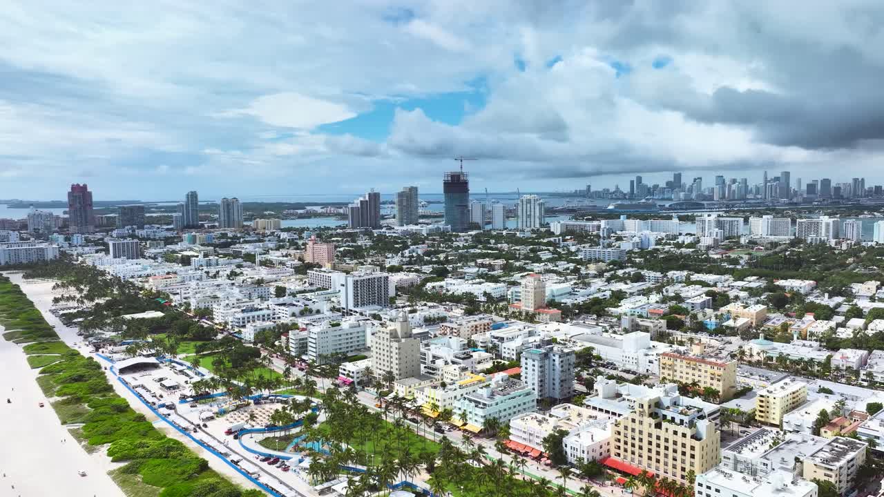 미국 마이애미의 모래 해변의 각도 항공 드론 촬영, 구름이 많은 날