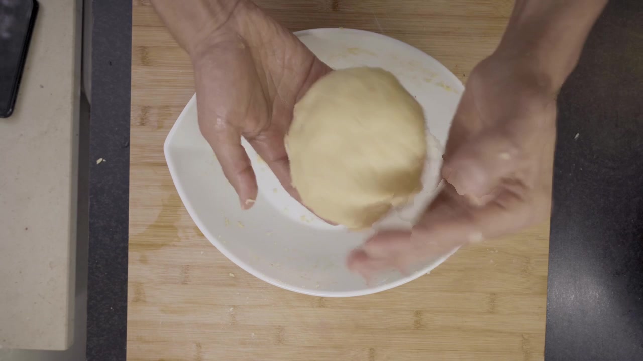Chef preparando massa de pizza em casa em uma tigela grande branca, usando as mãos de forma tradicional - PIZZAIOLO manipulando massa de pizza.