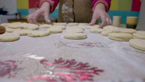 Manos-De-Mujer-Haciendo-Donuts-En-Una-Cocina-Casera---Vista-Inversa,-Muñeca