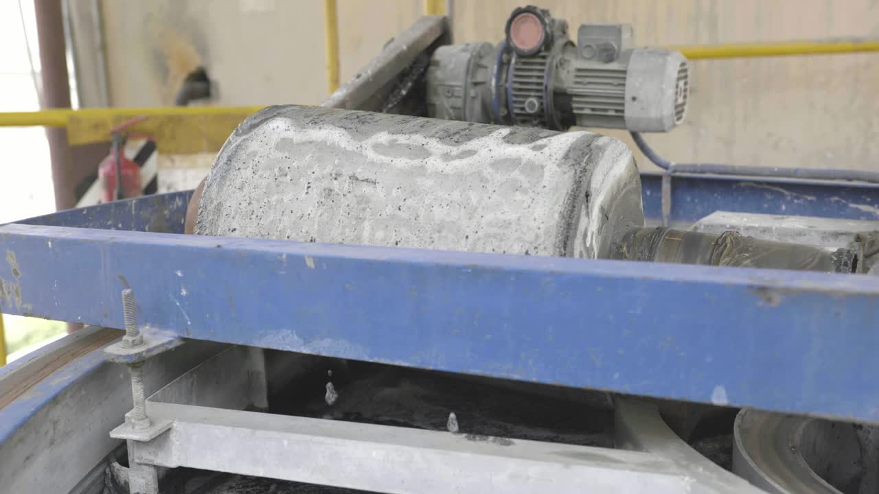 proceso de recuperación de agua sucia en una planta de reciclaje