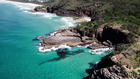 Vista-Aérea-De-Acantilados-Y-Playa-En-Noosa-Shire,-Queensland,-Australia---Disparo-De-Drone