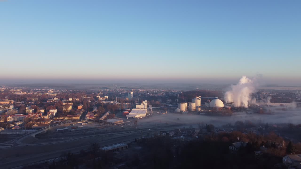 город шенна ранним утром с туманной погодой и голубым небом