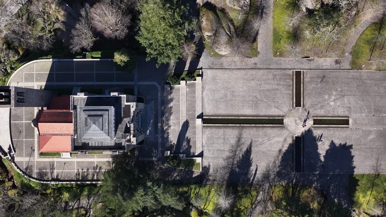 Drönarbild med fågelperspektiv över Penha-helgedomskyrkan i Guimaraes, Europas gröna huvudstad