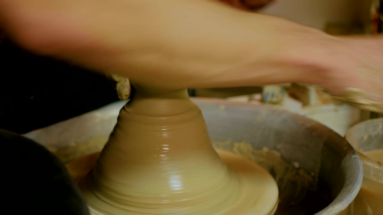 작업장에서 일하는 전문 남성 도자기