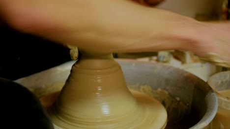 alfarero profesional que trabaja en el taller