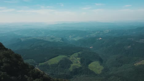 巴西圣卡塔里纳州canyon da ronda山峰上的两名徒步旅行者