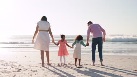 Familie,-Händchen-Haltend-Und-In-Den-Urlaub-Springen