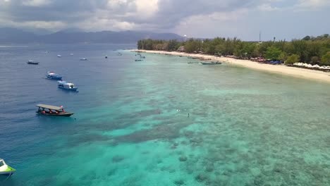 el agua más limpia de indonesia, la playa de las tortugas.