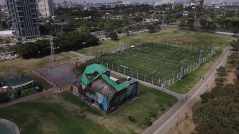 Partido-De-Fútbol-En-Un-Parque-Deportivo,-Vista-Aérea