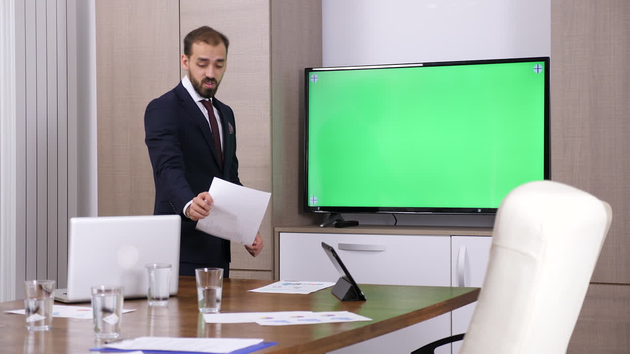 reunión de negocios con presentación en pantalla verde